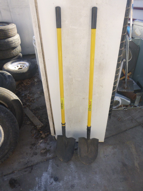 lot 96 image: 2 Shovels