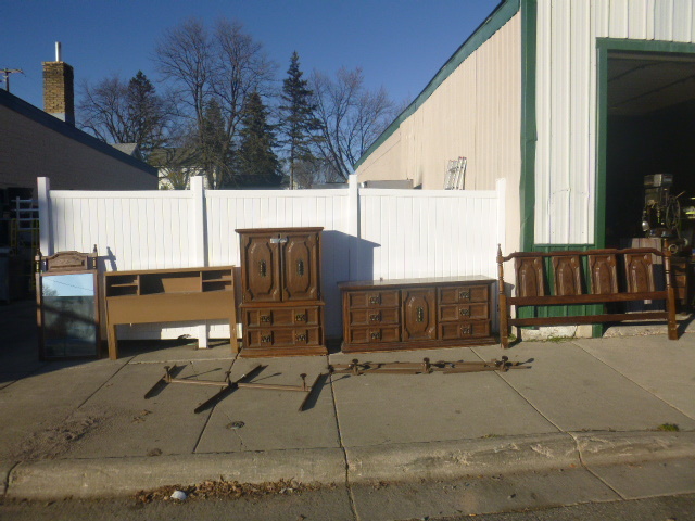 lot 112 image: Bedroom Set