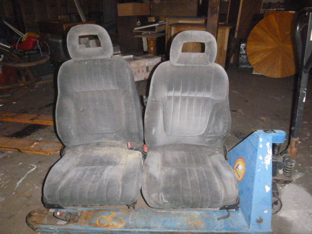 lot 183 image: 2 Van Seat