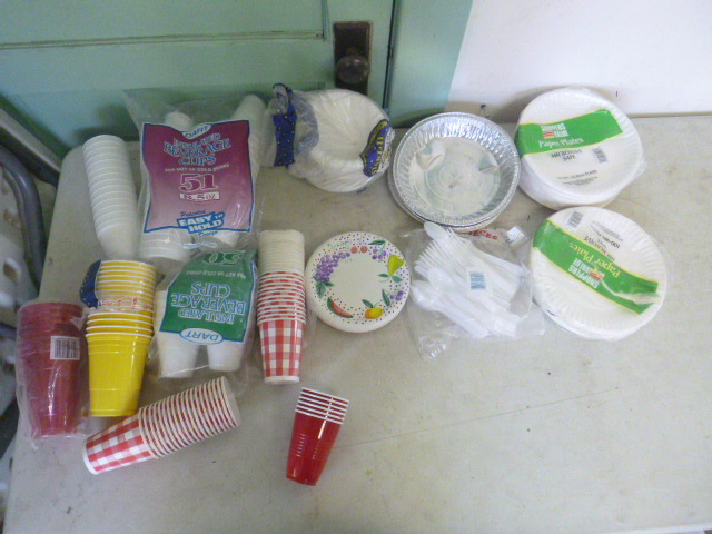 lot 223 image: Lot of Paper Plates