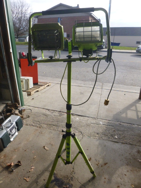 lot 254 image: Commercial Electric Dual Heat Halogen Lights