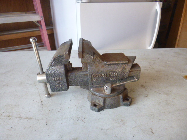 lot 259 image: Columbian Bench Vise Swivel Base