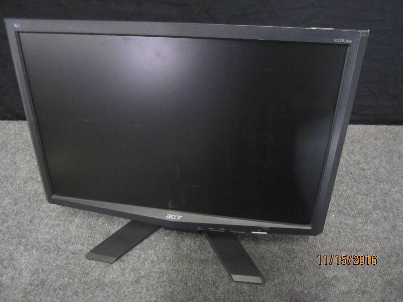 lot 38 image: Acer 19 monitor...