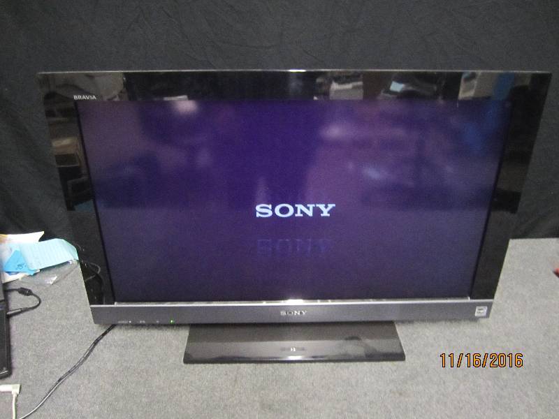 lot 152 image: Sony Bravia 32 TV powers on no fur...