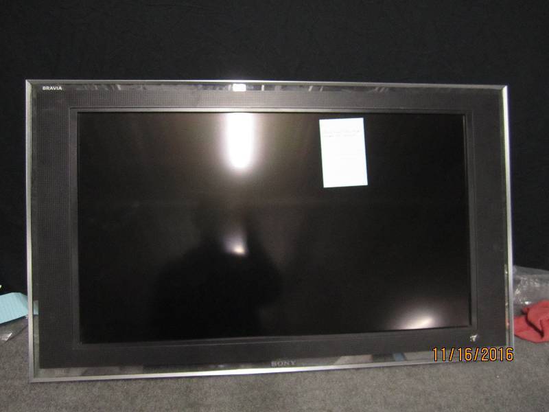 lot 156 image: Sony Bravia 39 TV works, image is ...