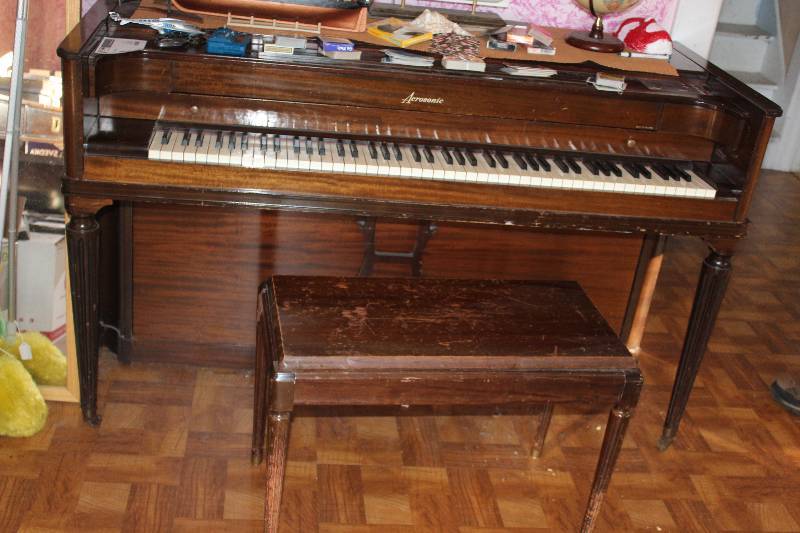 lot 4 image: Baldwin Acrosonic Piano w Bench