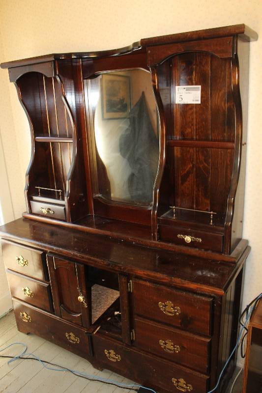lot 5 image: 2-Piece 10-Drawer Wood Dresser w Center Mirror