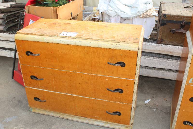lot 11 image: 3-Drawer Dresser