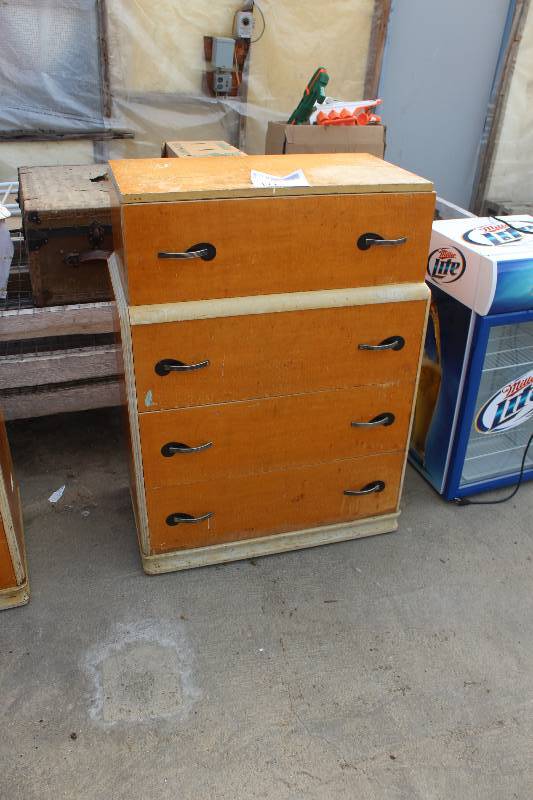 lot 10 image: 4-Drawer Dresser