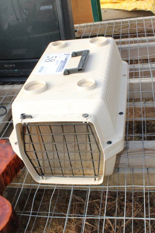 lot 58 image: Pet Carrier