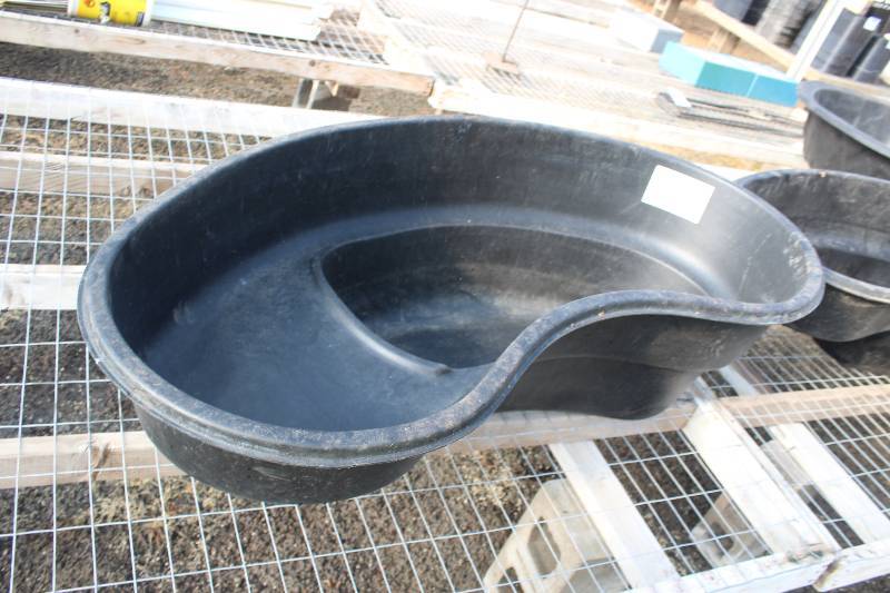 lot 119 image: Plastic Garden Pond