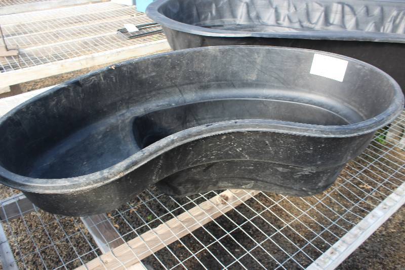 lot 118 image: Plastic Garden Pond