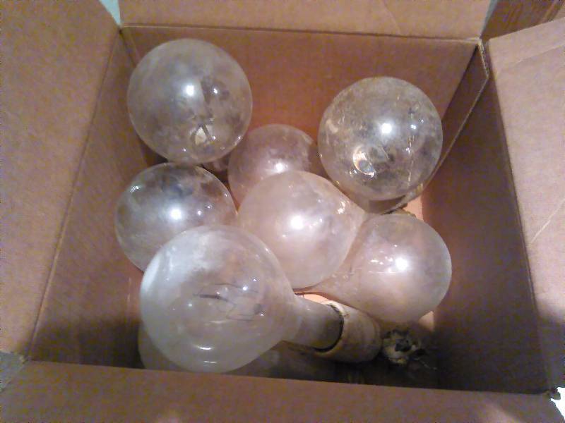 lot 13 image: Vintage Phillips 375W bulbs (8) N39 base  not tested