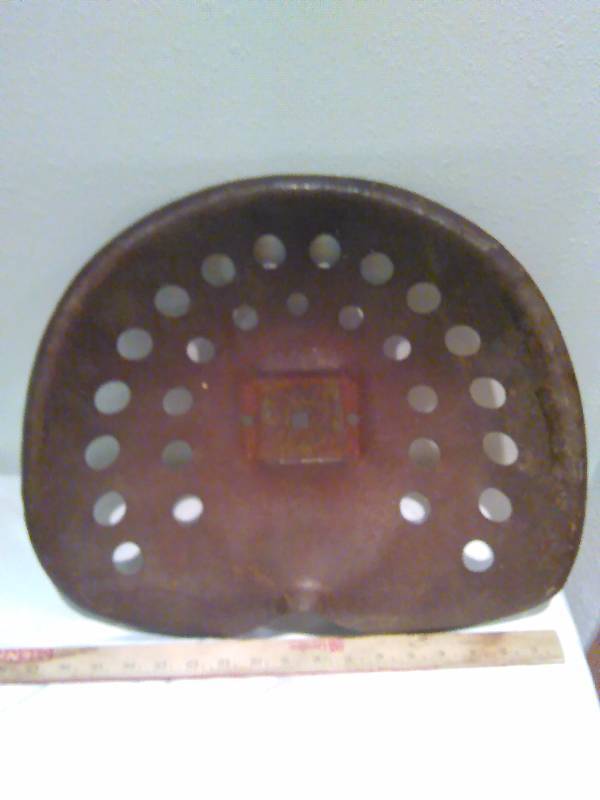 lot 21 image: Vintage Tractor Seat