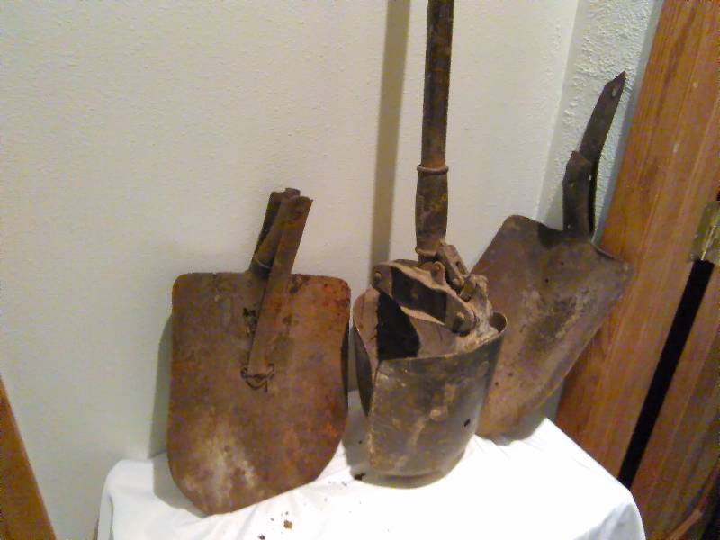 lot 33 image: Vintage Hand Tools (3), shovel heads and post hole digger