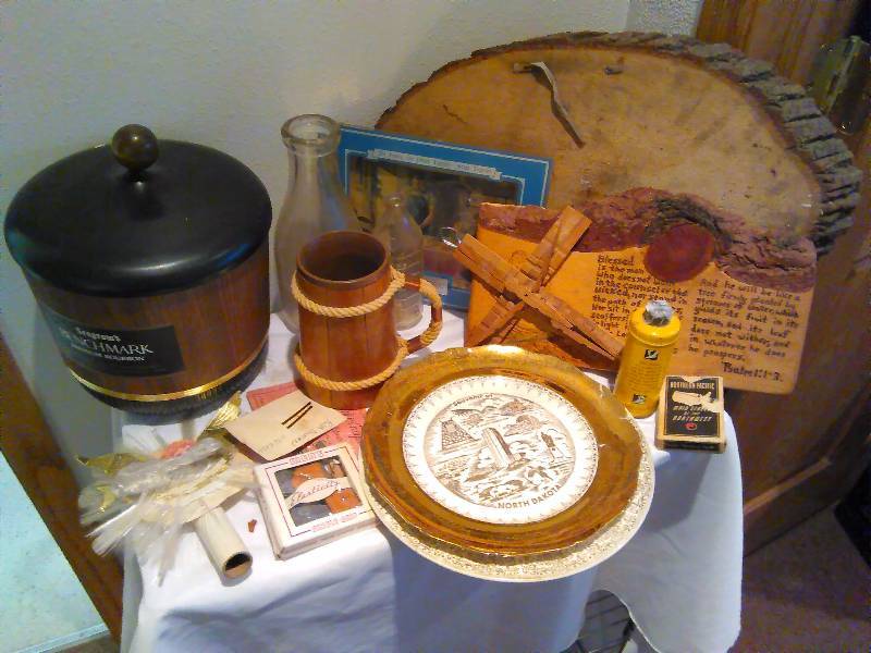 lot 49 image: Vintage Misc. Household  See pictures for full detail