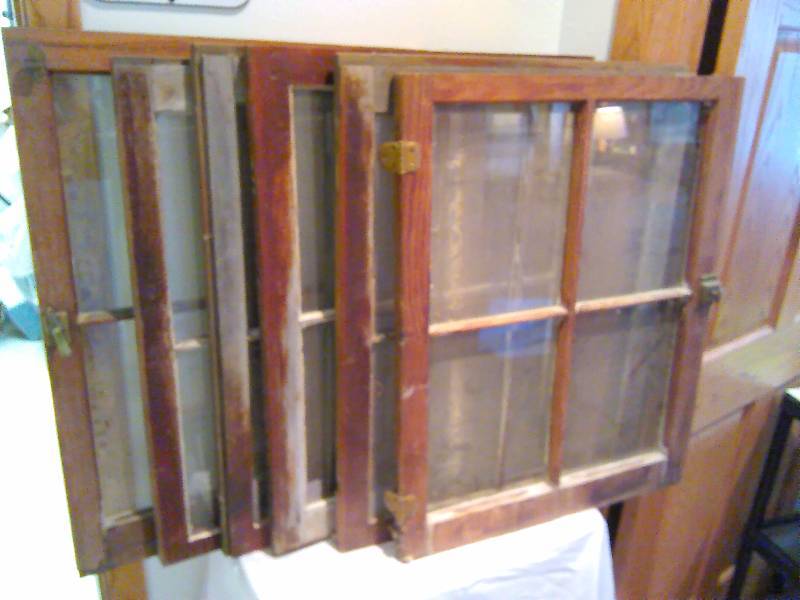 lot 66 image: Vintage 4 Pane Windows (6) 1 pane of glass missing  see pictures for details.  Each Measures approx. 28 X 22
