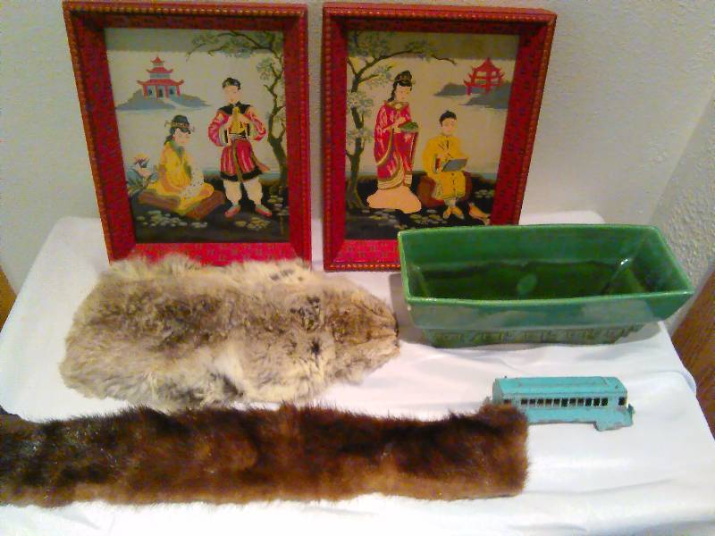 lot 69 image: Vintage Asian Dcor (2), Haeger Dish, collectible tootsie toy and more