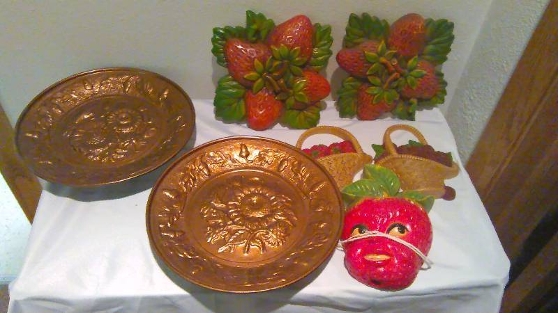lot 83 image: Vintage Wall Hangings (7)