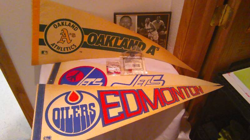 lot 86 image: 3-30 Pennants, Archery, Autographed picture