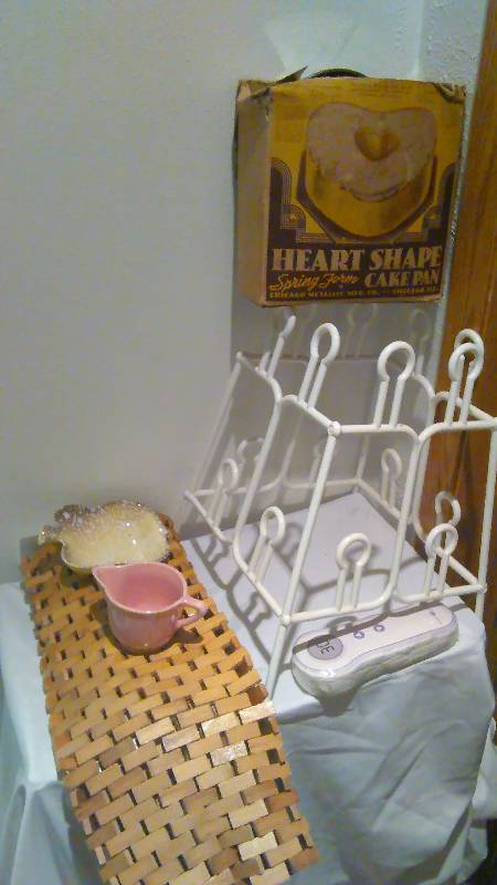 lot 92 image: Shoe Rack, Vintage Cake Pan, Wood Mat (40x20)