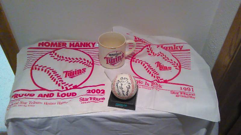 lot 108 image: Minnesota Twins Fan Pack