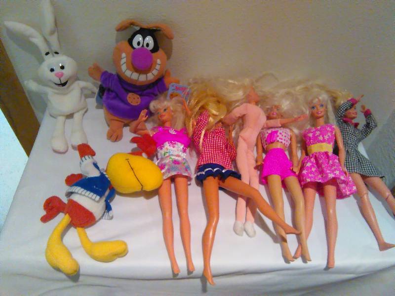 lot 128 image: Barbies (6) and more