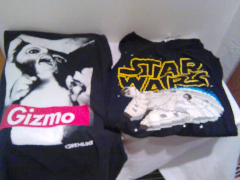 lot 135 image: Vintage Gremlins Gizmo T Shirt and Star Wars 2 XL