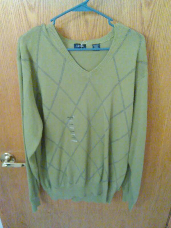 lot 136 image: Green Sweater IZOD XL