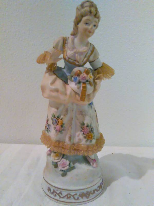 lot 198 image: Vintage Figurine, this is a number piece 23247