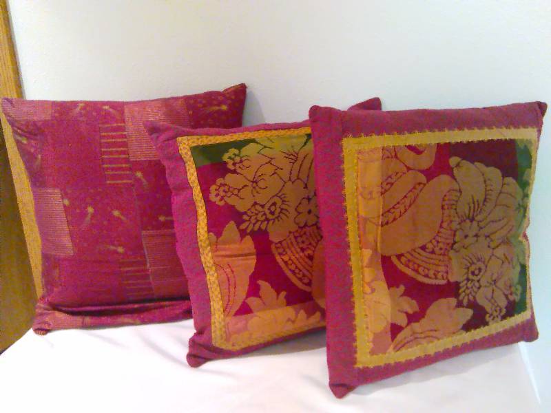 lot 241 image: Accent Pillows (3)