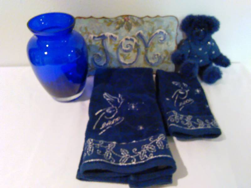 lot 243 image: Blue Christmas Washroom Accents