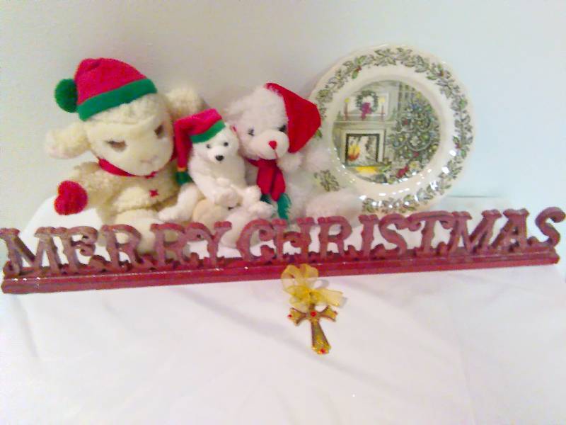 lot 249 image: Merry Christmas Dcor and Lamb Chop