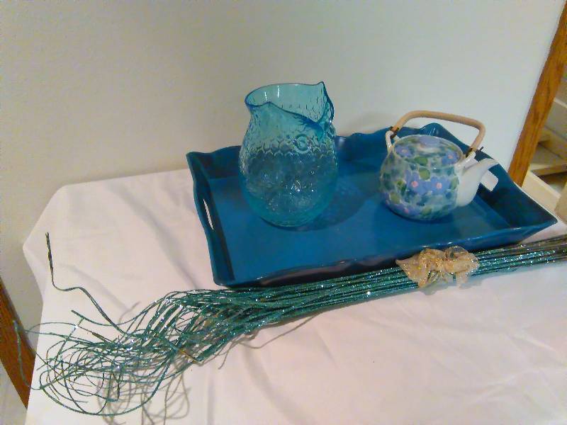 lot 251 image: Blue Green Tray and Owl
