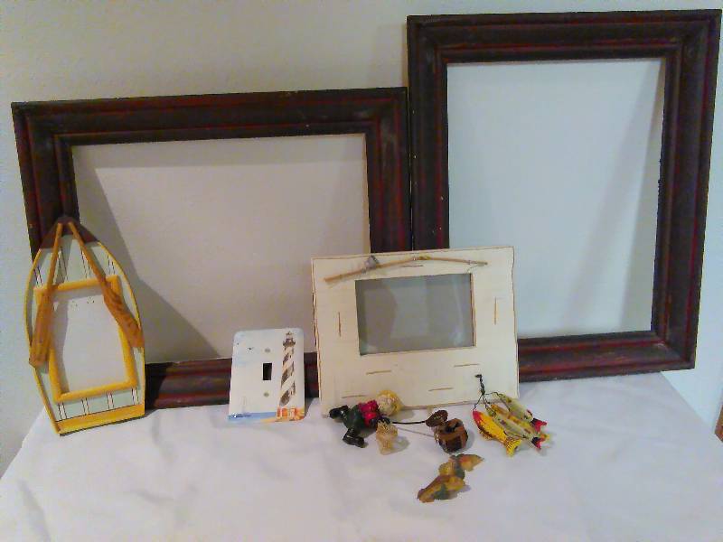 lot 252 image: Vintage Frames and Fisherman Decor