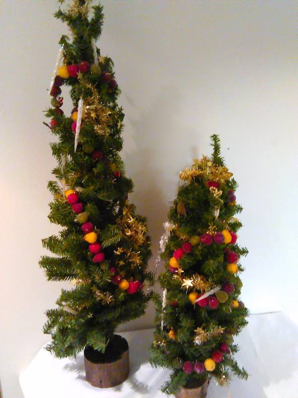lot 253 image: Christmas Tree Accent Dcor (3)