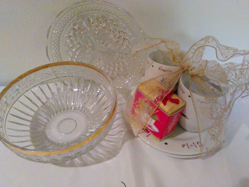 lot 254 image: Christmas Tea Set and Bowls