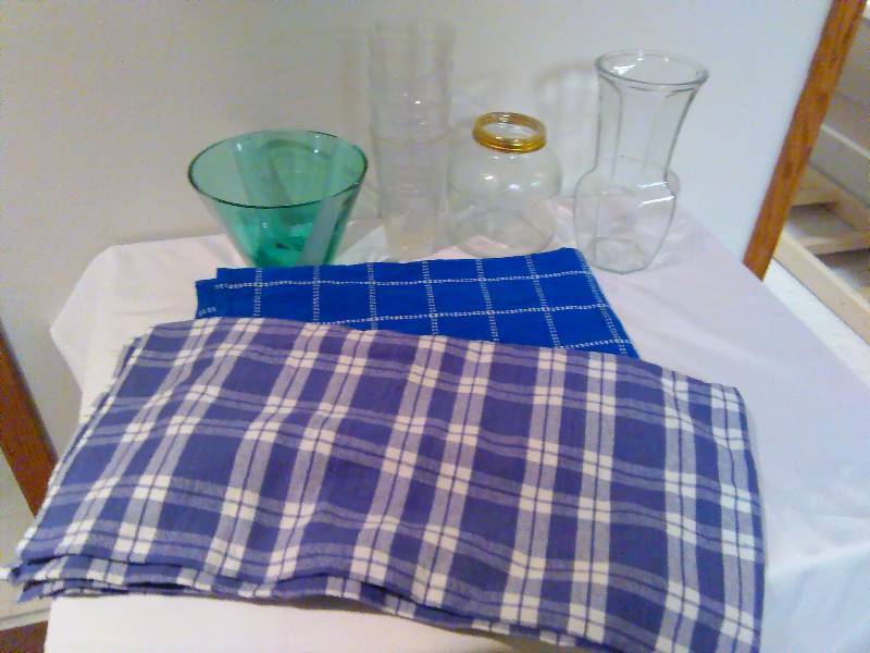 lot 255 image: Summer Picnic Linen and Glassware