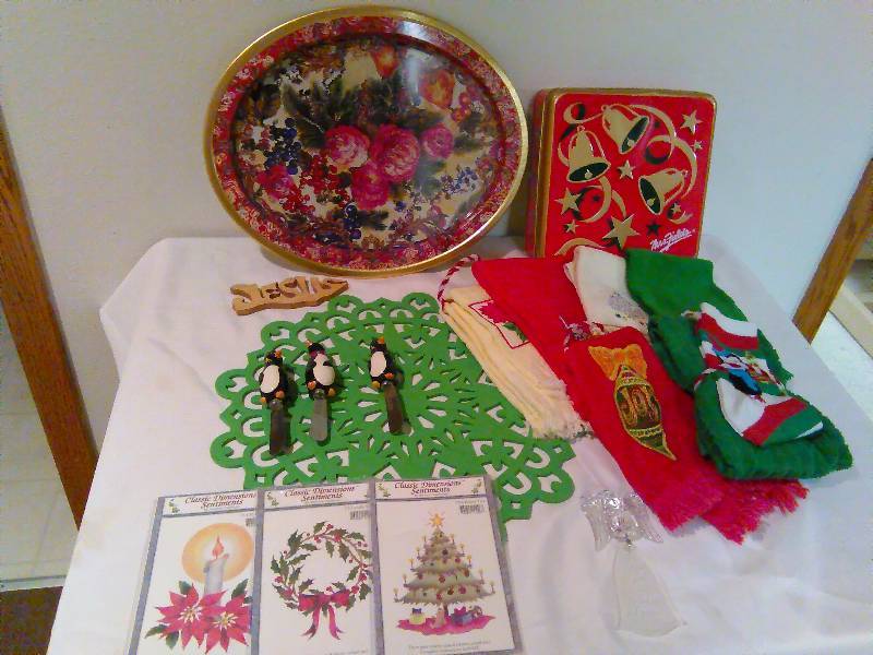 lot 256 image: Misc. Christmas Cheese Knives, Hand towels and Accents