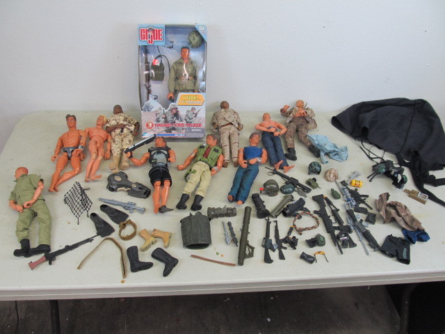 lot 18 image: Group of Large GI Joes wOutfits & Weapons