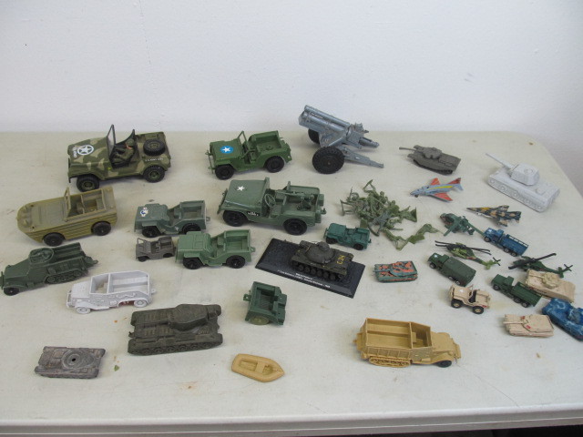lot 20 image: Large Lot of Vintage Army Toys