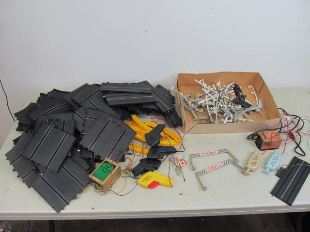 lot 21 image: Lot of Atlas Chicane-Special & Eldon Slot Car Track etc.