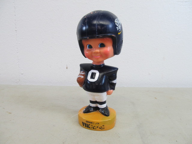 lot 16 image: 1975 Sports Specialties Vikings Bobblehead