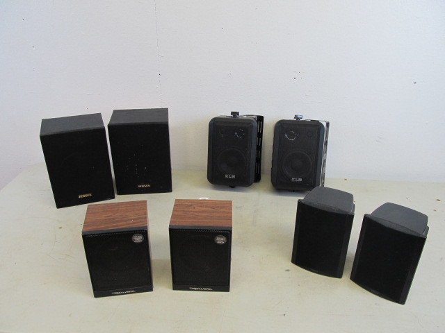 lot 31 image: Lot of Small Speakers