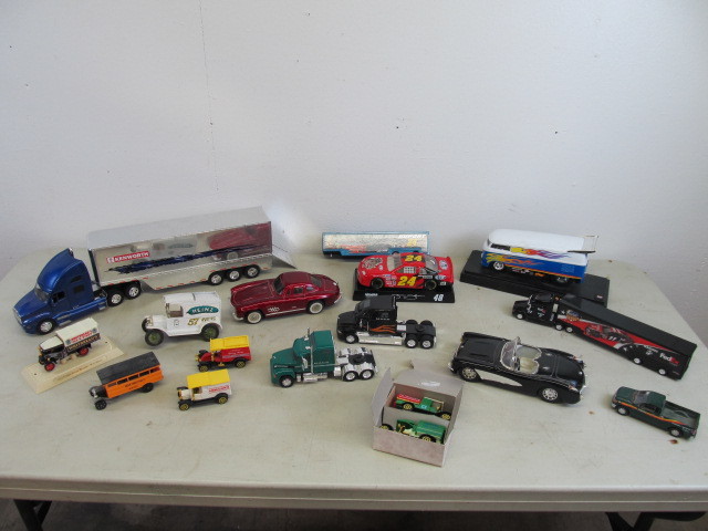 lot 33 image: Lot of Die Cast & Collector Cars