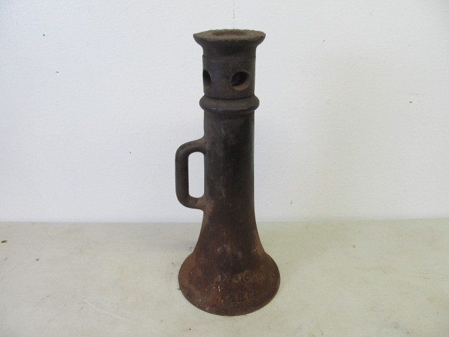 lot 41 image: LARGE I.I.&B Co Locomotive Bottle Jack