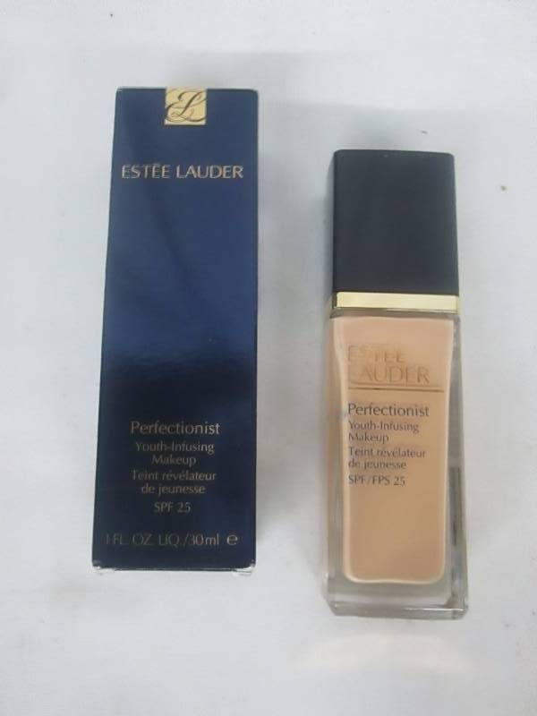 lot 62 image: Perfectionist Youth-Infusing Makeup SPF 25
