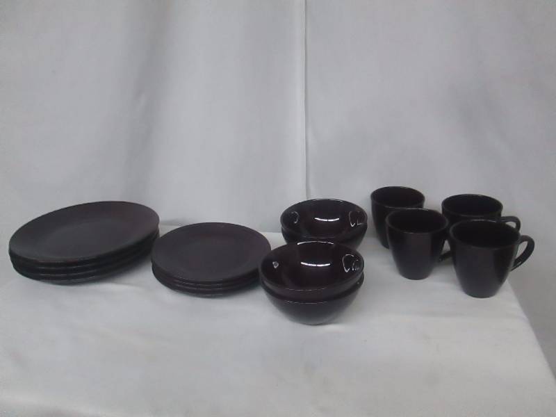 lot 32 image: Alcove Embossed 16-pc. Stoneware Dinnerware Set