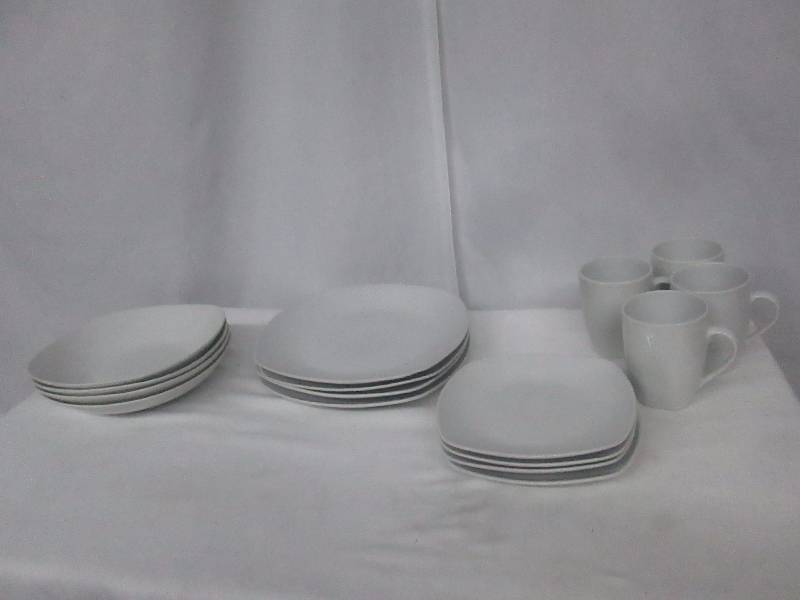 lot 33 image: Tabletops Gallery Quinto 16-pc. Dinnerware Set