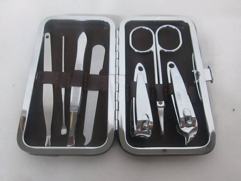 lot 71 image: Manicure Kit